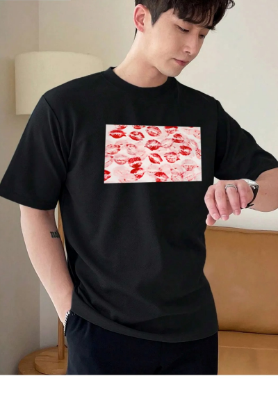 Öpücüklü T-shirt